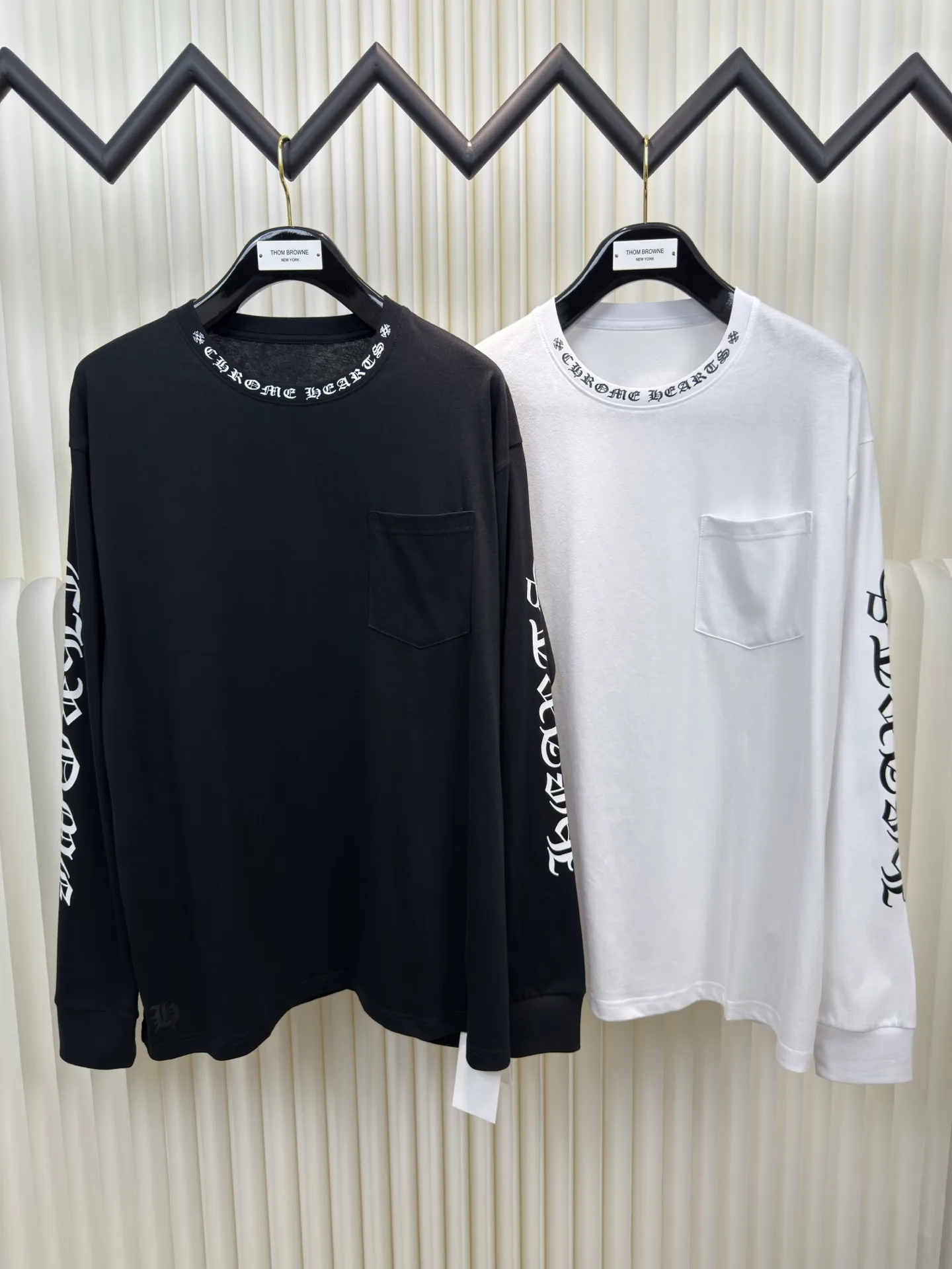 P290 Chrome Hear Sanskrit collar long sleeves. The fabric is made of 26 weave 200 grams cotton. The printing is ink printing. Customized accessories. Size S M L